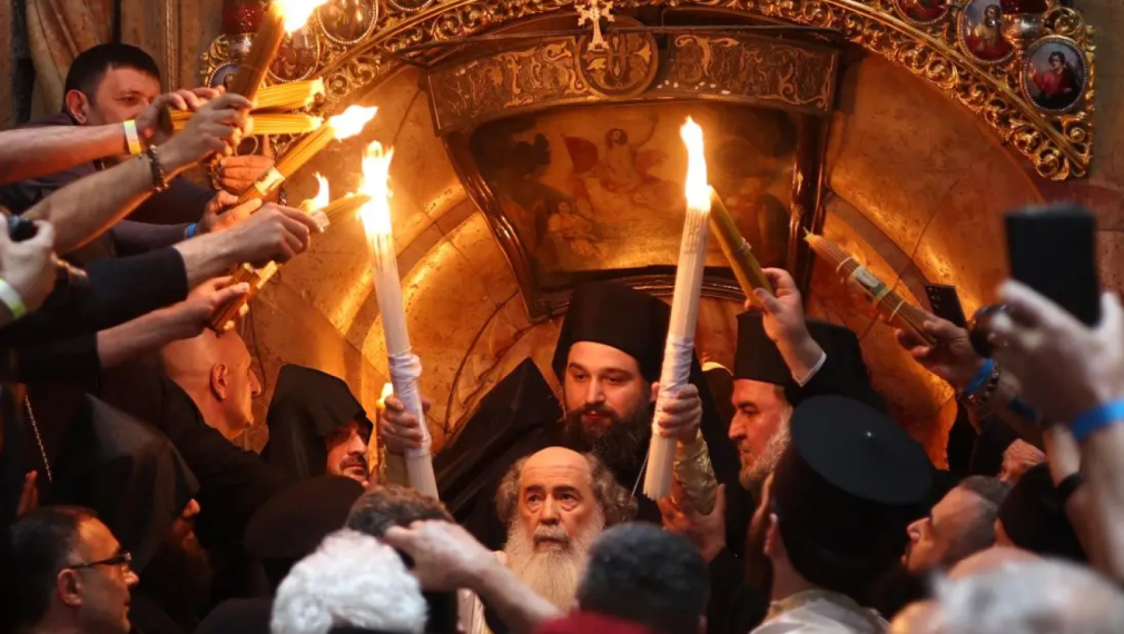 На Велика събота: Благодатният огън слезе в храма на Божи гроб в Йерусалим