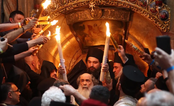 На Велика събота: Благодатният огън слезе в храма на Божи гроб в Йерусалим