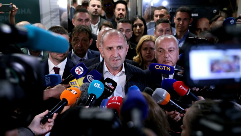 ДПА: Съкрушителна победа на проруския експрезидент Румен Радев