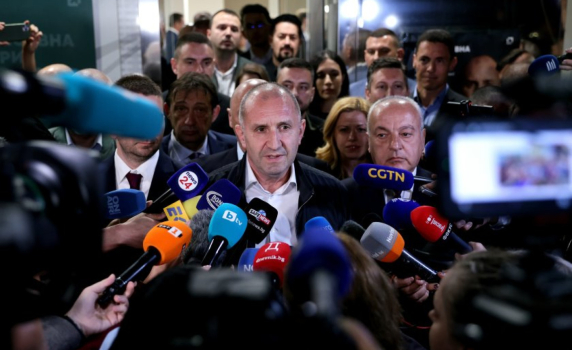 ДПА: Съкрушителна победа на проруския експрезидент Румен Радев