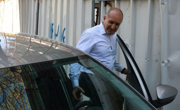 Глобиха Румен Радев за неправилно паркиране, той отиде в КАТ да си плати глобата