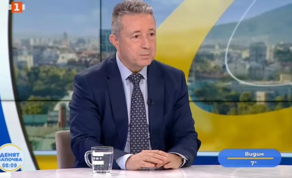 Проф. Янаки Стоилов за проукраинския декор на БНТ: Не е ли време да го смените?