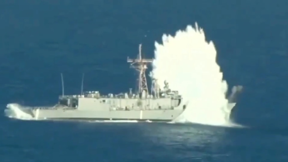 Иран удари с ракети военен кораб на САЩ край Ормузкия проток (видео)