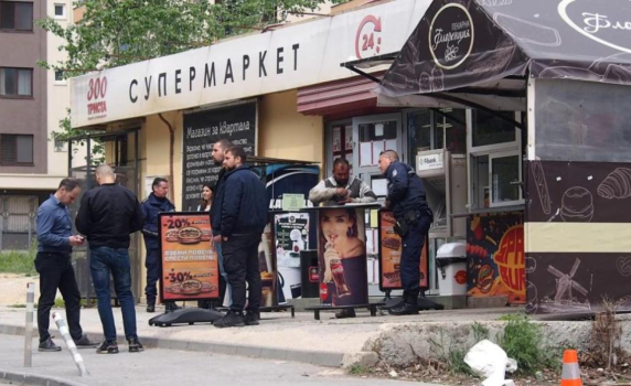 Жена от Литва намушка четирима души с нож в магазин във Варна