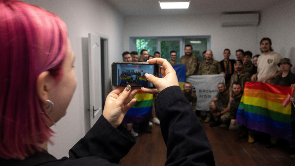 Фондацията на Сорос раздава „хуманитарна помощ“ с брошури за гей бракове сред украинските войници
