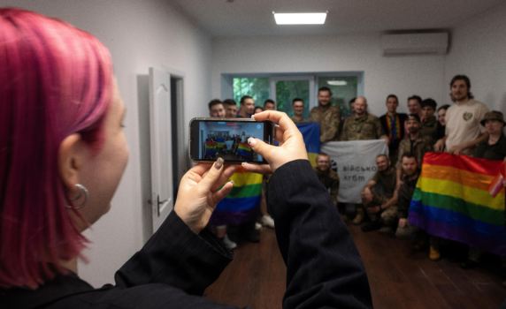 Фондацията на Сорос раздава „хуманитарна помощ“ с брошури за гей бракове сред украинските войници