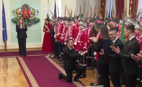 Гвардеец предложи брак на любимата си пред президента в Гербовата зала (видео)