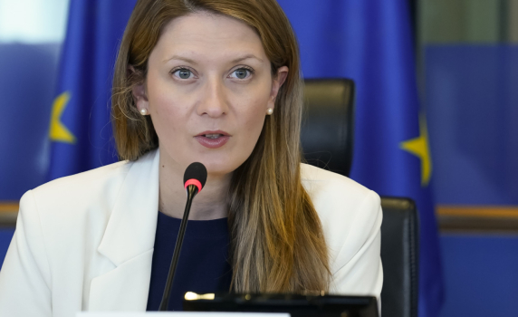 Пенкова: Законопроектът, който изготвям, ще намали трайно цените на електроенергията