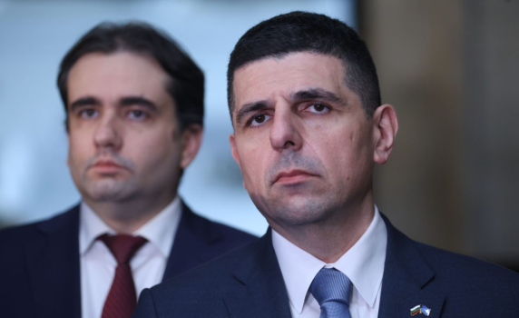ДБ: Загрижени сме, че Радев праща само посланик на ключова среща на НАТО - от това печели Путин