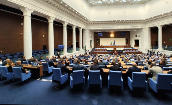 ПБ стяга работата на парламента. Опозицията: Това е диктатура!