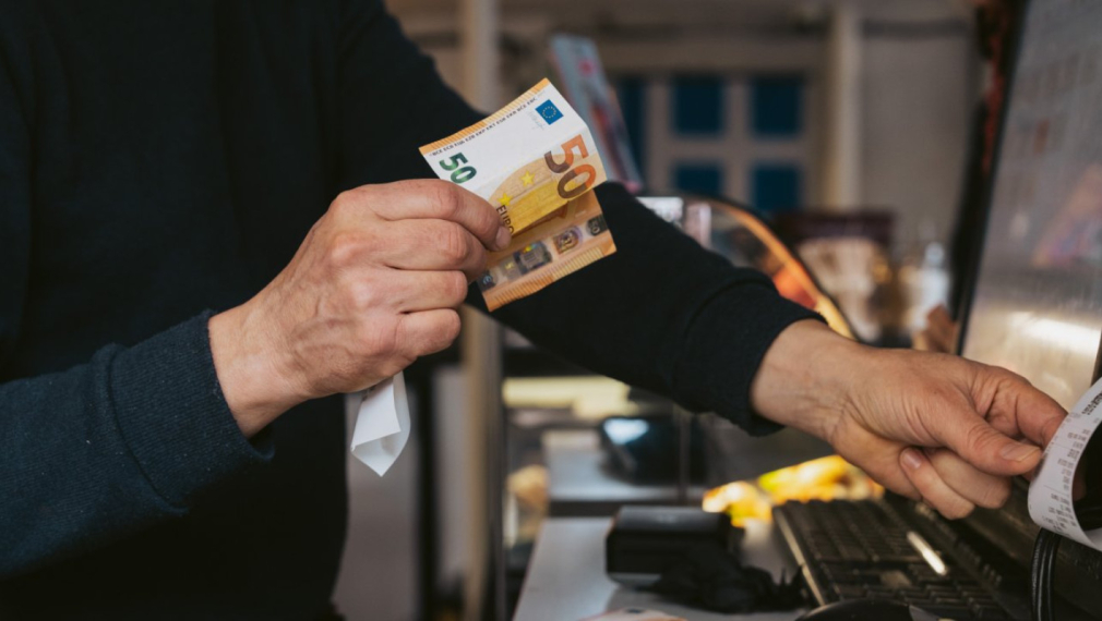 България остава с най-висока инфлация в еврозоната – 6%. Хърватия е втора с 5,4%