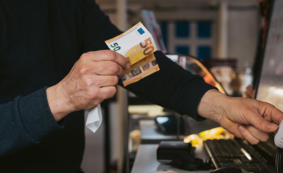 България остава с най-висока инфлация в еврозоната – 6%. Хърватия е втора с 5,4%