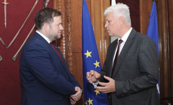 Димитър Стоянов пред британски министър: Войната в Украйна няма да се реши на бойното поле, все повече лидери в ЕС говорят за преговори