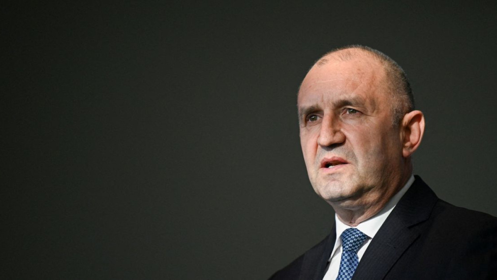 "Ройтерс": Премиерът Радев заяви, че България ще ограничи престоя на американски военни самолети заради визовия режим