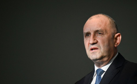 "Ройтерс": Премиерът Радев заяви, че България ще ограничи престоя на американски военни самолети заради визовия режим