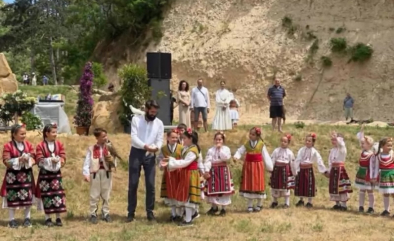 Фондация “Нашият дом е България” и арх. Мирянов подариха на Мелник празник в прослава на Светия Дух