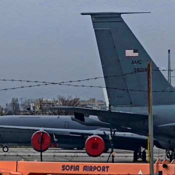 Четири американски военни самолети напуснаха летище София