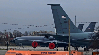 Четири американски военни самолети напуснаха летище София