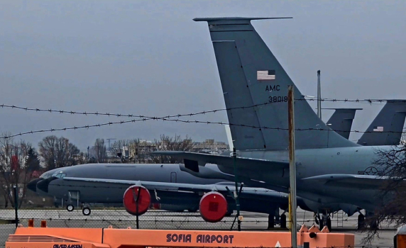 Четири американски военни самолети напуснаха летище София