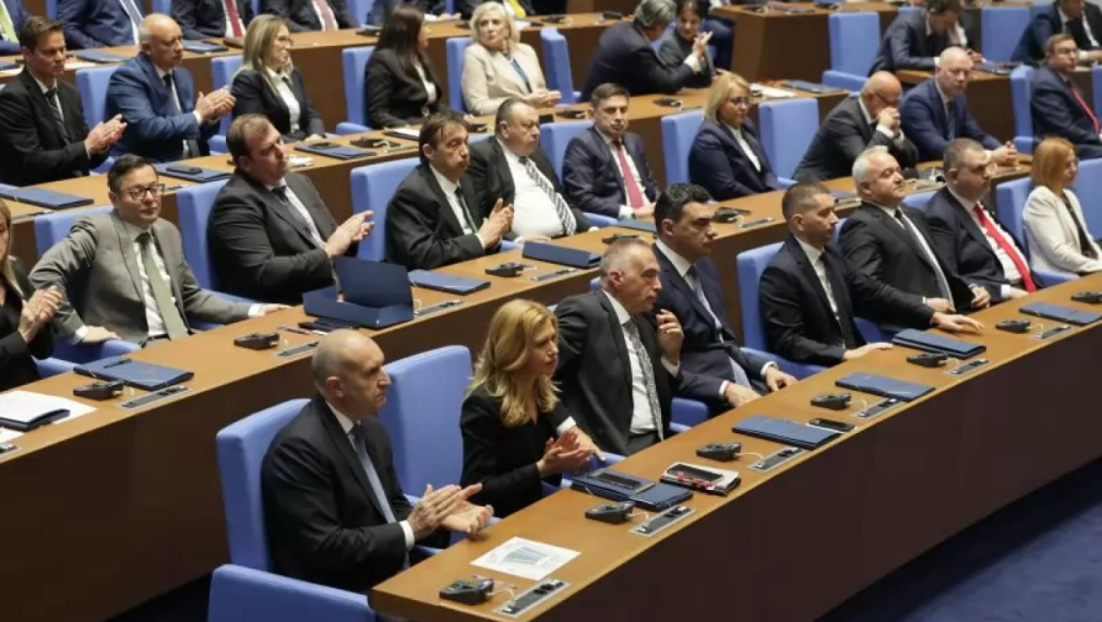ПБ замразява депутатските заплати на нивото от март 2026 г., но оставя вратичка за ново увеличение