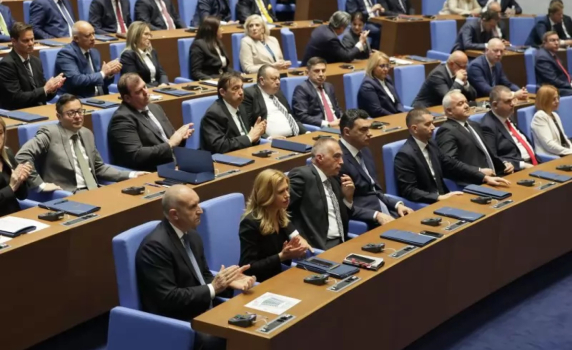 ПБ замразява депутатските заплати на нивото от март 2026 г., но оставя вратичка за ново увеличение