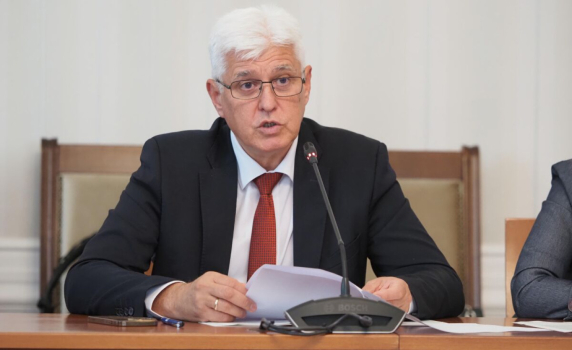 Димитър Стоянов: Абсурдно е България да изпраща хора на бойното поле в Украйна. Помощта от армейските ни резерви приключва, за да има за нас