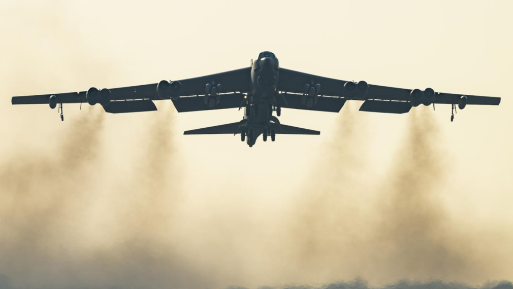 Бомбардировач B-52 се разби след излитане в Калифорния, осем души са загинали