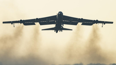 Бомбардировач B-52 се разби след излитане в Калифорния, осем души са загинали
