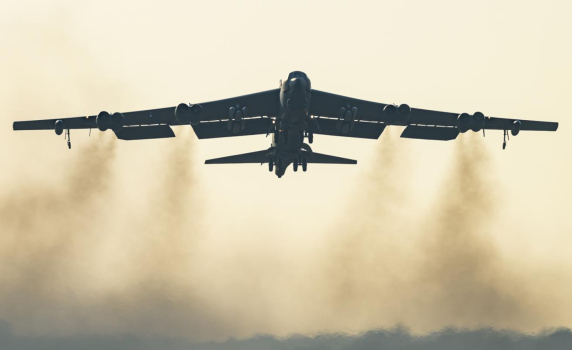 Бомбардировач B-52 се разби след излитане в Калифорния, осем души са загинали