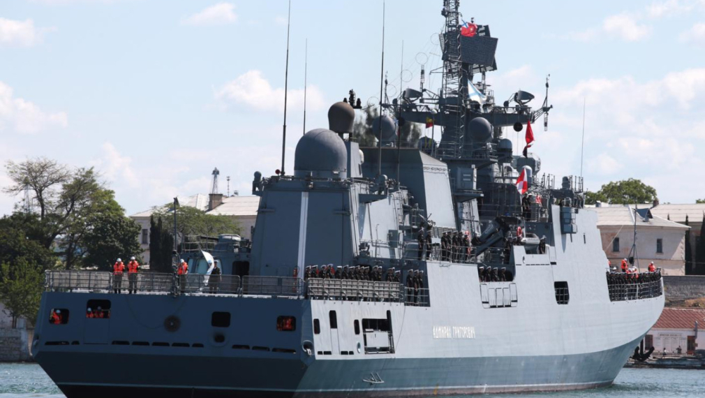 Руска фрегата стреля предупредително срещу британска яхта