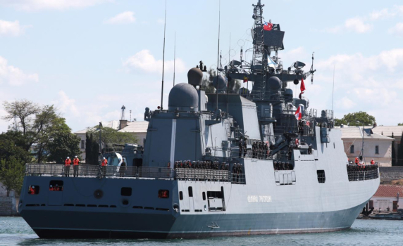Руска фрегата стреля предупредително срещу британска яхта