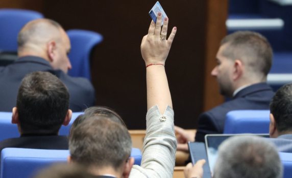 Депутатите замразиха заплатите си на €4236 с пълно мнозинство