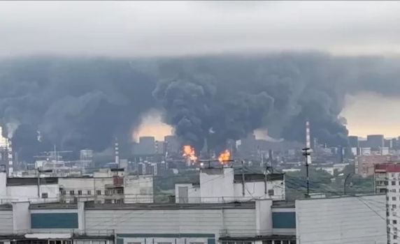 Киев атакува московската рафинерия с дронове в най-голямото нападение през последните две години