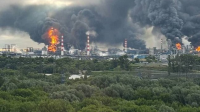 Москва под най-масираната украинска атака от началото на войната: ударени са търговски центрове и жилищни сгради, гори рафинерия