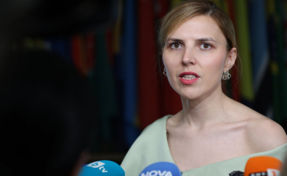 Велислава Петрова: Като всяка жена политик мога спокойно да изразявам себе си с облеклото си