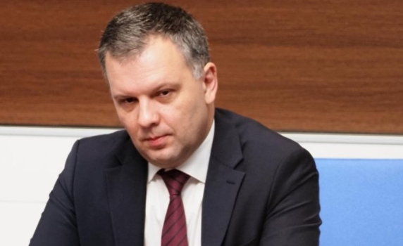 Министър Найденов поиска проверка за съдебната реабилитация на педофил, назначен в училище