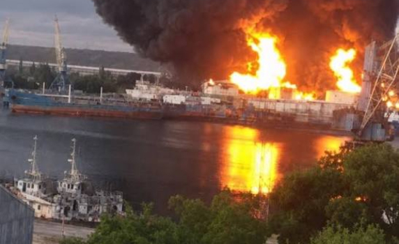 На Крим няма гориво, хората бягат. Киев разрушава мостове