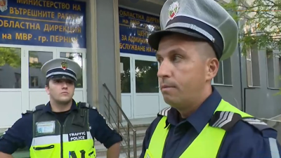 „Уникално дете, не знам как го направи“: Полицаи разказаха как 12-годишно момиче спаси майка си на АМ „Струма“