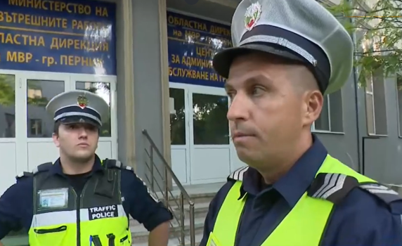 „Уникално дете, не знам как го направи“: Полицаи разказаха как 12-годишно момиче спаси майка си на АМ „Струма“