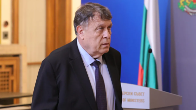 Министър Вълчев: Проверяваме сигнал за смущаващи сцени от ЛГБТ филм, сниман в две столични училища