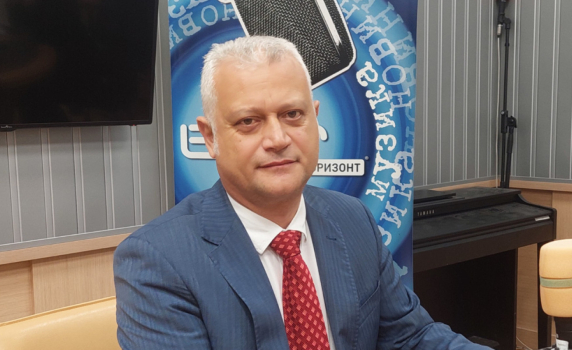 Дечев: Ако Атанасова е укрила пътуване с Пеевски, трябва да подаде оставка