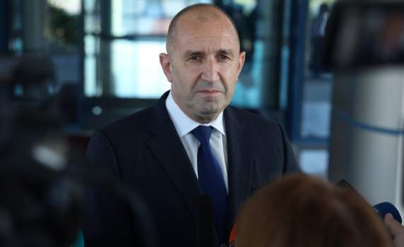 Румен Радев ще присъства на военния парад в Париж по покана на Макрон