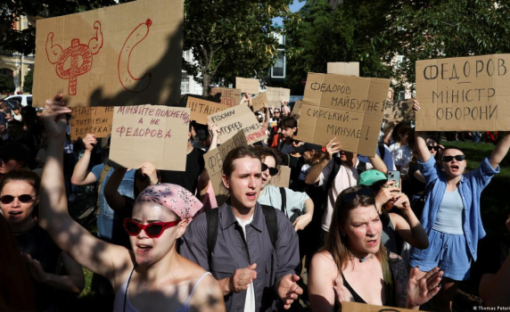 Протести и оставки в Украйна: Фьодоров отказа на Зеленски да остане в екипа му и обвини Сирски в интриги и саботаж