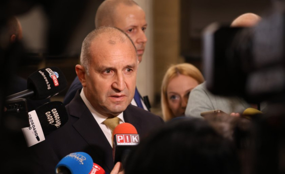 Радев: Няма противоречие в позицията на правителството за войната в Украйна