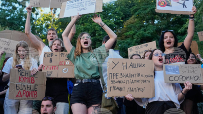 Хиляди хора протестираха в Киев срещу освобождаването на министъра на отбраната