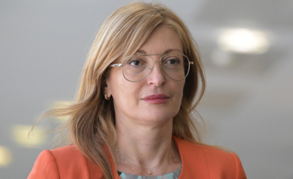 "Политико": Захариева ще проучва настроенията на България спрямо Украйна