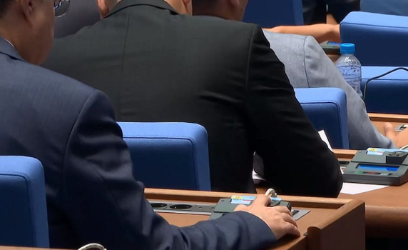 Спират бонусите на министри и директори, коледни партита и семинари с държавни пари