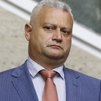 Съдът издаде ограничителна заповед срещу бившия вътрешен министър Емил Дечев за домашно насилие над бившата му съпруга и дъщеря им