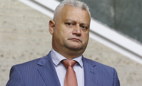 Съдът издаде ограничителна заповед срещу бившия вътрешен министър Емил Дечев за домашно насилие над бившата му съпруга и дъщеря им