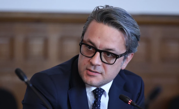 Защо Радев казва „не“ на ЕС и „да“ на САЩ